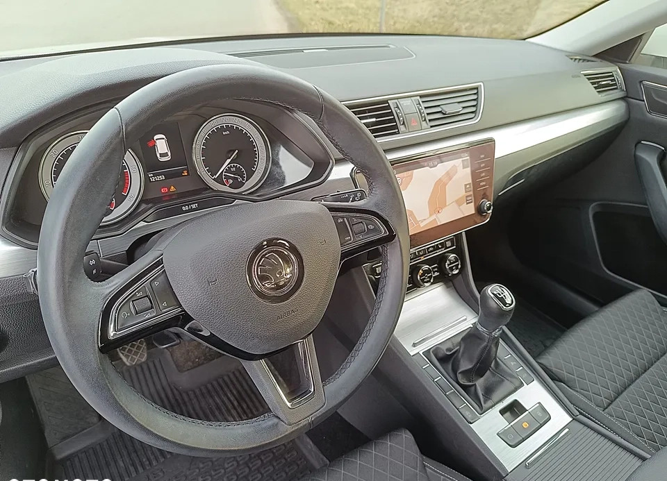 Skoda Superb cena 87700 przebieg: 121000, rok produkcji 2019 z Toruń małe 781